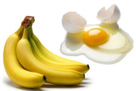 Банан с яйцом питает волосы