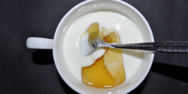 Йогурт и мед, как основные компоненты для целебных масок для прядей